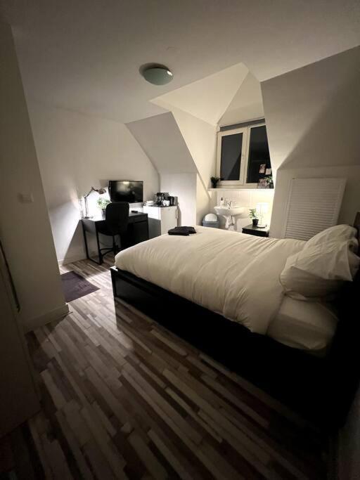 404 - - By T&s. Apartment